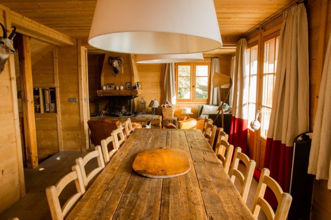 pièce de vie avec grande table dinatoire