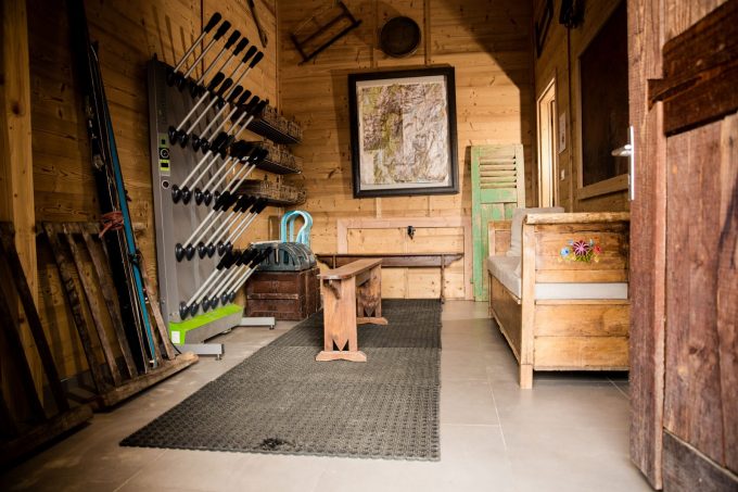 un grand ski room